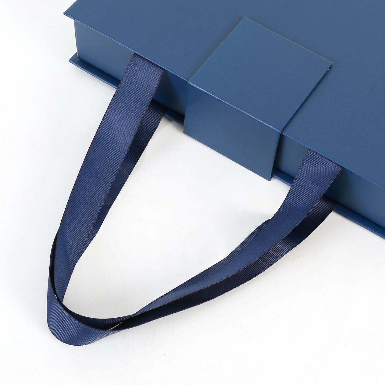 FORMIQ - Small Magnetic Box with Handle